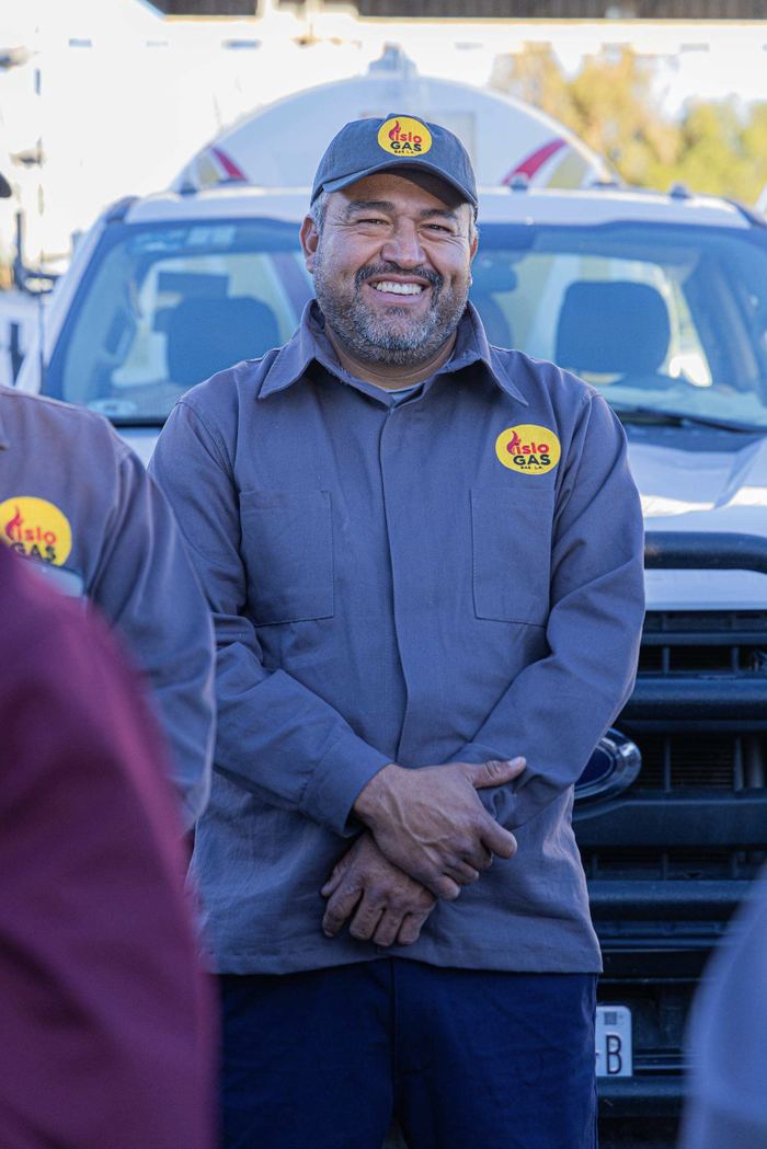 Operador de Islo Gas frente a una unidad